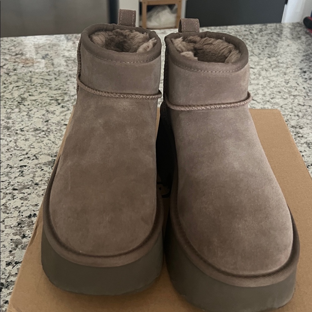 Pre Owned. UGG Classic Ultra Mini New-Heights Platform Boot (Hickory)